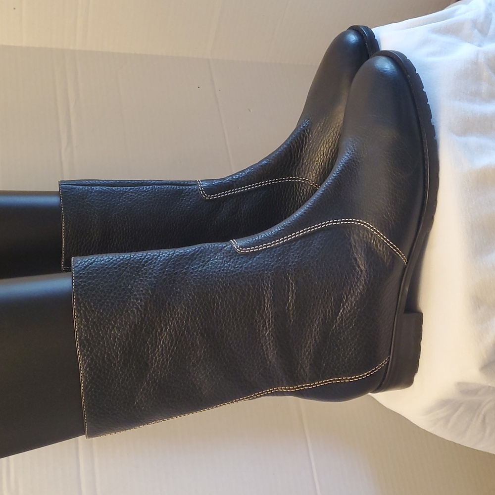 Unisa Mantle Black Leather Boots, Size 10B